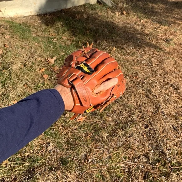 EUC, WILSON BASEBALL / SOFTBALL GLOVE. R-throw. - Picture 13 of 16